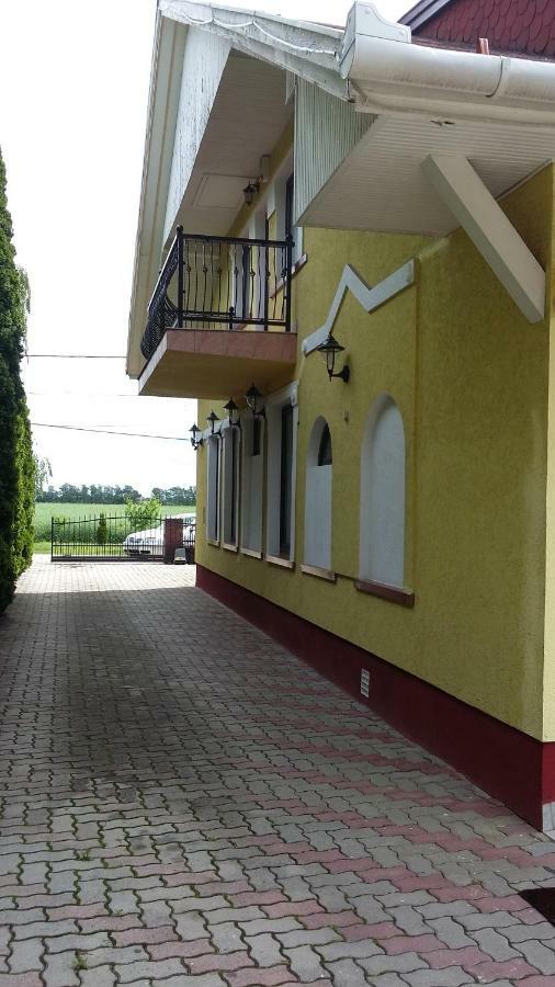 Napfuerdo Vendeghaz Hotell Mezőkövesd Exteriör bild